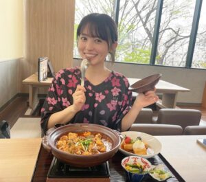 Rikako Aida Instagram - ここのサウナがとても良かった🧖‍♀️
お喋りしながら楽しかった🧖‍♀️

静かな桜🌸散る前に1回見れてよかった

ヘルシーなはずの豆腐両方とも油まとっちゃってる。