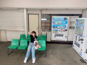 Rikako Aida Instagram - 映画『下妻物語』上映20周年を記念してJUSCOが2日間限定で復活するということで、何年ぶりかに下妻へ😇
『下妻物語』が好きな人からするとJUSCOって特別な聖地なんですよね。
前に下妻に来た時、AEONになっててちょっとしょんぼりした記憶が、、。（でもAEONもららぽーとと同じくらい好き）
20年経った今でも大好きな作品の供給があるのは本当に嬉しい。
JUSCOに集まるロリータを身にまっとった方々を観て、人の記憶に残り続けていく作品のパワーや影響力はやっぱりすごいなって肌で感じました。
私にとっても、これからもずっとずっと1番大好きな作品😇
なんでもないあぜ道や一面に広がる緑の田んぼ、20年経った今でも映画の面影がある小さな駅も全部全部色褪せることなく素敵でした。本当にいい町。

短い滞在時間だったけど楽しかった！

バッグは、何年か前に特注で編んで頂いた世界に1つの宝物🧶@amimono_horinouchi
大切にとってあったんだけど今日使えてよかった！

#下妻物語