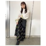 Rikako Aida Instagram - #animejapan2023 #DMMTV 本日のステージのお衣装👗 ありがとうございました！ 【アニメジャパン　トークショー】 シャツ・スカート　@inprocess_tokyo イヤカフ　@pinkowlbijou_official リング　@ov_jewelry_official