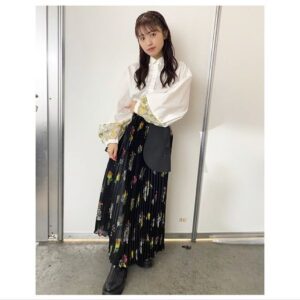 Rikako Aida Instagram - #animejapan2023
#DMMTV
本日のステージのお衣装👗
ありがとうございました！

【アニメジャパン　トークショー】

シャツ・スカート　@inprocess_tokyo
イヤカフ　@pinkowlbijou_official
リング　@ov_jewelry_official