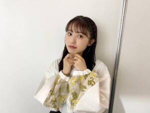 Rikako Aida Instagram - #animejapan2023
#DMMTV
本日のステージのお衣装👗
ありがとうございました！

【アニメジャパン　トークショー】

シャツ・スカート　@inprocess_tokyo
イヤカフ　@pinkowlbijou_official
リング　@ov_jewelry_official