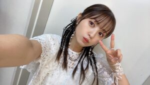 Rikako Aida Instagram - 改めまして、RIKAKO AIDA LIVE TOUR 2023「Act 2」に遊びに来て下さった皆様！
本当にありがとうございました！
久々のツアーでドキドキしていたのですが、みんなの暖かさに支えられ無事終えることが出来ました。
MCでも色々話したけど、Mini Album「Act 2」の制作からツアーを迎えるまで色々な想いがありました。
どこまでも自信を無くして、今の私に何が届けられるんだろうなんて思い悩んだ日もあって、そんな時支えてくれたのは音楽でした。今年はできるだけ好きなアーティストさんのライブに足を運ぶようにしていて。
この仕事を初めてからなかなかプライベートで行くことが減ってしまったから。
アーティストさんの力強いメッセージや生の楽曲を聴いて、救われることが何度もありました。
私も自分の言葉で、私の楽曲でみんなに気持ちを届けたいって改めて強く思うようになって。

今までは一人でステージに立つことも歌うことが怖いって思う時もありました。
でも今回ツアーをまわって、どの会場も本当に暖かくて、一人でライブを作ってるんじゃなくて、みんなで作ってるんだって気がつきました。今までは余裕がなくて自分のことで精一杯でわかってるつもりでいてわかっていなかった。ソロが始まってからずっと見守ってくれているスタッフさん方、ステージまわりを支えてくれてる皆様、沢山の方々のおかげで素敵な楽曲たちを届けられています。ファンのみんな、携わってくださっている皆様へそんな感謝の気持ちも込めながらライブをしていました。
今回のツアーを通して目に見えて何か変わったかどうかはわからないけど、向き合い方は大きく変わった気がします。
ゆっくりかもしれないけど何事も自分のペースで向き合っていけたらいいなと。

東京公演での最後の挨拶で言葉が詰まってしまった時、みんなの「頑張れ！！」の言葉が胸にすごい響きました。
どんなに迷っても苦しくても辛くても、みんなの存在がいつでも私を肯定してくれているような気がします。
みんなの声があるから、また明日から頑張ろうって思える。
そんなことを強く感じた3公演でした。

言葉がうまくまとまってないかもしれないけど、ツアーを通して感じたことをみんなに早く伝えたかったので。
長い文章読んでくれてありがとう！！

これからも、大切な楽曲たちを好きでいてくれたら嬉しいです。
今後も届けられるよう頑張ります！！

#Act2_愛知
#Act2_大阪
#Act2_東京
