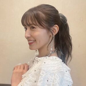 Rikako Aida Instagram - 改めまして、RIKAKO AIDA LIVE TOUR 2023「Act 2」に遊びに来て下さった皆様！
本当にありがとうございました！
久々のツアーでドキドキしていたのですが、みんなの暖かさに支えられ無事終えることが出来ました。
MCでも色々話したけど、Mini Album「Act 2」の制作からツアーを迎えるまで色々な想いがありました。
どこまでも自信を無くして、今の私に何が届けられるんだろうなんて思い悩んだ日もあって、そんな時支えてくれたのは音楽でした。今年はできるだけ好きなアーティストさんのライブに足を運ぶようにしていて。
この仕事を初めてからなかなかプライベートで行くことが減ってしまったから。
アーティストさんの力強いメッセージや生の楽曲を聴いて、救われることが何度もありました。
私も自分の言葉で、私の楽曲でみんなに気持ちを届けたいって改めて強く思うようになって。

今までは一人でステージに立つことも歌うことが怖いって思う時もありました。
でも今回ツアーをまわって、どの会場も本当に暖かくて、一人でライブを作ってるんじゃなくて、みんなで作ってるんだって気がつきました。今までは余裕がなくて自分のことで精一杯でわかってるつもりでいてわかっていなかった。ソロが始まってからずっと見守ってくれているスタッフさん方、ステージまわりを支えてくれてる皆様、沢山の方々のおかげで素敵な楽曲たちを届けられています。ファンのみんな、携わってくださっている皆様へそんな感謝の気持ちも込めながらライブをしていました。
今回のツアーを通して目に見えて何か変わったかどうかはわからないけど、向き合い方は大きく変わった気がします。
ゆっくりかもしれないけど何事も自分のペースで向き合っていけたらいいなと。

東京公演での最後の挨拶で言葉が詰まってしまった時、みんなの「頑張れ！！」の言葉が胸にすごい響きました。
どんなに迷っても苦しくても辛くても、みんなの存在がいつでも私を肯定してくれているような気がします。
みんなの声があるから、また明日から頑張ろうって思える。
そんなことを強く感じた3公演でした。

言葉がうまくまとまってないかもしれないけど、ツアーを通して感じたことをみんなに早く伝えたかったので。
長い文章読んでくれてありがとう！！

これからも、大切な楽曲たちを好きでいてくれたら嬉しいです。
今後も届けられるよう頑張ります！！

#Act2_愛知
#Act2_大阪
#Act2_東京