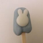 Rikako Aida Instagram - YouTubeで見つけてからずっと食べたかったやつ🐰🌕 優しいおもちのお菓子。 あまりの美味しさにびっくり、、今度現場の差し入れにしてみよう。 #お餅バー #ライスキャンディー