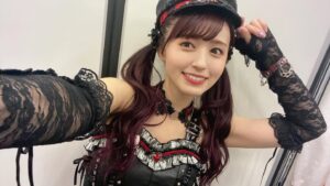 Rikako Aida Instagram - 『Shooting Star Warrior』のお衣装🌹
このお衣装をライブで着るのもおそらく最後だしちゃんと可愛く着たいからプチダイエットしてました🥹
なぜこんな露出多いデザインでお願いしてしまったのか🥹
常にどのお衣装も対応出来るように体型の管理頑張ります！！

ツインテとお衣装も見納めかと思うので画像沢山載せておきます🤍

#ユニット甲子園Day1
#ユニット甲子園Day2