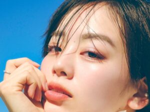 Rikka Ihara Instagram - 美的5月号。

好きなものを同じ熱量でお話出来て
なんとも楽しくて幸せな時間でした。
@tomokookada 

｢自分生かし｣メイク。