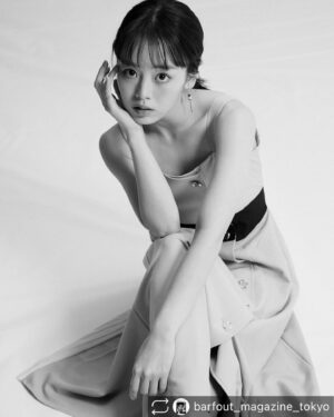 Rikka Ihara Instagram - 発売されてます。是非

#repost

【#BARFOUT! 2022年12月号(11月18日発売)表紙／#ジェシー(#SixTONES)】

#伊原六花 さんご登場です！可憐な伊原さんですが、相撲の常識を覆す新しい時代の青春ストーリー『#シコふんじゃった！』ではピンと片足ずつ足を伸ばし、たくましく四股を踏みます。

伊原さん演じる大庭穂香と、葉山奨之さん演じる森山亮太のやりとりもすごく面白く、気付けば物語の相撲部を応援しているような温かい作品◎現在、配信中。写真はアザーカット。(松坂)

撮影 / RYOHEI HASHIMOTO
スタイリング / 工藤祐司 
ヘア＆メイクアップ / NADEA

#portrait
#culturemagazine
#magazine
#printmagazine
#publishing
#photography
#photo
@barfout_magazine_tokyo