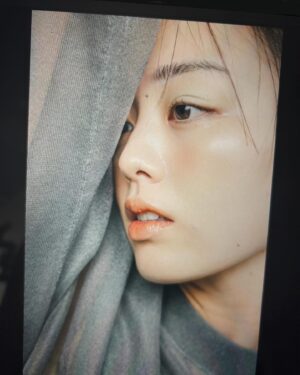 Rikka Ihara Instagram - SPRING3月号
メイク特集にお邪魔してます。嬉しい。

春の洒落た顔。。。
柔らかくも強くもなれるし
少し色を乗せるだけで
気分までときめいたり。
そんな魔法みたいなメイクは
いつだってワクワクするなぁと。

すぐに真似したいポイント沢山でした。

#SPRiNG