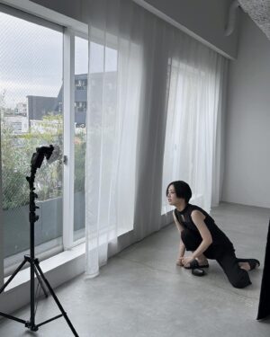 Rikka Ihara Instagram - SPRING3月号
メイク特集にお邪魔してます。嬉しい。

春の洒落た顔。。。
柔らかくも強くもなれるし
少し色を乗せるだけで
気分までときめいたり。
そんな魔法みたいなメイクは
いつだってワクワクするなぁと。

すぐに真似したいポイント沢山でした。

#SPRiNG