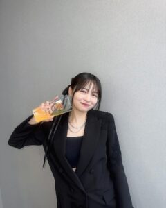 Riko Instagram - 本日、スニーカーベストドレッサー賞いただきました！👟 女優部門での受賞ということで、、光栄です。ありがとうございます。。！ せっかくの授賞式なのでFILAのREPLICA2002ブラックを着用し、普段と違う雰囲気にしてみました🦭 黒のスニーカー、、かっこいい、、 スニーカーというと私の中ではカジュアル、柔らかい雰囲気などがありましたが、こういうスタイリッシュなスニーカーも新しいスタイリングに出会えて好きです。。 素敵なスニーカーをありがとうございます👟 これからもスニーカー沢山履くぞー！！！🤸🏻‍♀️