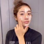 Rima Zeidan Instagram - Snowboarding trip was good but I got frostbite again…pretty painful. 🤦🏻‍♀️ 在乾冷氣候下且室內室外冷熱交替，整個臉沒光澤又粗糙🥴 Thanks to @nomelofficial Joyful Luminous Whipped Mask 讓我的臉可以快速提亮、溫和的調理回來。 「活力・透亮柔膚面膜」裡面含天然木瓜酵素、琥珀酸& 薑黃，敷10-15min 洗掉後，臉確實變得細緻有光澤，很柔很亮！ 而且完全不刺激，敏弱肌也可以使用～ 搭配使用「活力・淨白透亮精華」，富含傳明酸、萃取康普茶& vitamin C，外調理角質、內控制黑色素和抗氧化！最後用了nomel 明星產品「雙重煥顏油」作完美的ending 鎖住水分 滑雪後肌膚比較敏感、脆弱的狀態下使用也是很溫和舒服的～ 10 min 搞定！🤭