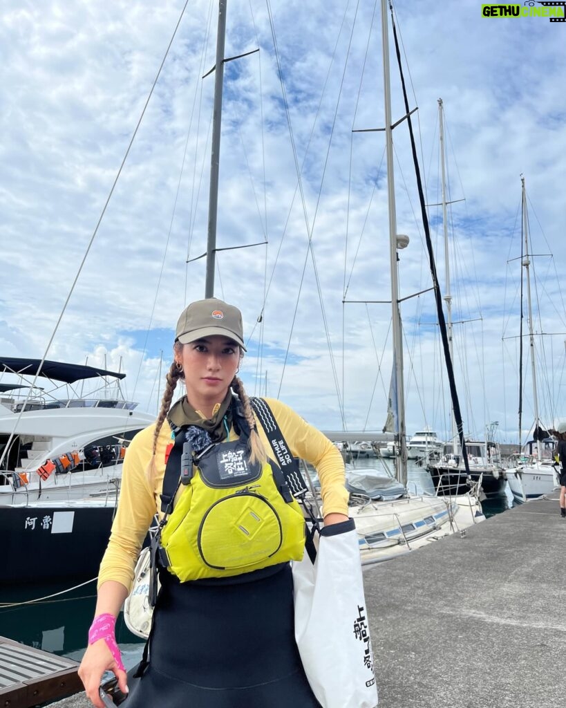 Rima Zeidan Instagram - 🚣🏻昨天順利的從「台東」划船到「綠島」 （50 km)這次沒吐沒暈🥹 也都有維持在一定的速度，比原先設定的時間早兩三個小時底達。這趟大家幾乎都沒睡，辛苦了！ proud of us 幾天前從「烏石港」划到「龜山島」 在海上的那8小時真的只能用一個「慘」字來形容，吐不停，超級痛苦覺得快不行了，但還是用意志力撐著把該划的划完，身心俱疲，覺得自己很棒。 這幾週都在海訓，為了下一趟最終的日本「石垣島」挑戰準備！ We kayaked from Taitung to Green Island with barely any sleep, everything went super well :) The other day was a torture to say the least. On the sea for 8 hours, puked nonstop, no food no water...still did my part...proud of me All of this for our ultimate goal: kayaking all the way to Japan (260-270km) Wish us luck @letsgokayaking_2024 #rimazeidanadventures