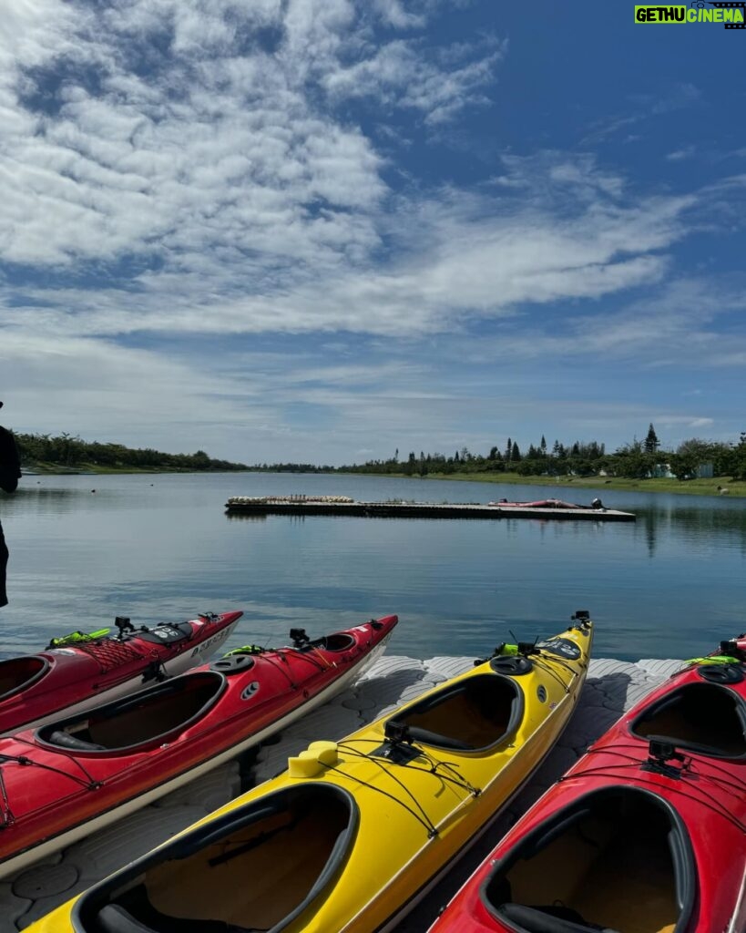 Rima Zeidan Instagram - 🚣🏻昨天順利的從「台東」划船到「綠島」 （50 km)這次沒吐沒暈🥹 也都有維持在一定的速度，比原先設定的時間早兩三個小時底達。這趟大家幾乎都沒睡，辛苦了！ proud of us 幾天前從「烏石港」划到「龜山島」 在海上的那8小時真的只能用一個「慘」字來形容，吐不停，超級痛苦覺得快不行了，但還是用意志力撐著把該划的划完，身心俱疲，覺得自己很棒。 這幾週都在海訓，為了下一趟最終的日本「石垣島」挑戰準備！ We kayaked from Taitung to Green Island with barely any sleep, everything went super well :) The other day was a torture to say the least. On the sea for 8 hours, puked nonstop, no food no water...still did my part...proud of me All of this for our ultimate goal: kayaking all the way to Japan (260-270km) Wish us luck @letsgokayaking_2024 #rimazeidanadventures