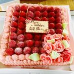 Rin Takanashi Instagram - ろうきんさんに、誕生日をお祝いしていただきました。 大好きないちごがたくさん😍😍 可愛いケーキを今年もありがとうございました。 大広さんからは、ぱんちゃんボールをいただきました🤩 池に落とさないように気をつけます。 これはなくしたくないので、ロストボールとして発見された際には、事務所まで送っていただけたら嬉しいです😂
