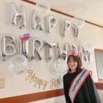 Rin Takanashi Instagram - 毎日、オトサツの撮影に励んでいます☺︎ 今日は現場で誕生日を祝っていただきました🤩 朝、現場に入ったら、スタッフさんたちがハッピーバースデーのカチューシャを着けてくれていて、温かい現場に泣きそうになりました。 ほんとにほんとに、嬉しかった。 大好きな現場で誕生日を迎えられて、嬉しいです。 朝、予定よりだいぶ早めに着いてしまったので、飾り付けしてくれているところを目撃してしまいました🤣 また一年、感謝の気持ちを忘れず、取り組んでいきます。