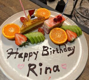 Rina Takeda Instagram - 💝
本日、33歳になりました。
今年もたくさんの「おめでとう」をありがとうございます。そして有難いことに、現場でスタッフの皆さんにお祝いしていただきました🥹🎂🎉

今日から新しい作品に入ったのですが、昨夜はそわそわして眠れずジムに行って無心にトレーニングしてシャワーを浴びていたら誕生日を迎えていたみたいです。お布団に入って携帯を見たら家族や友人たちから連絡が来ていて気付きました。誕生日を忘れる誕生日は初めてかもしれません。これはこれで幸せです。年齢を重ねる度に大切なものがより深くなり、やりたいことや夢中になれることで溢れているのは日々皆さんに支えられているからだなと実感しております。今までの道も、新たな道も、感謝を忘れず歩んで参ります🫡✨
まだまだ書きたいことはあるけれど、また眠れなくなってしまうので今日はこのへんで。
新たな一年も面白い作品を皆様にお届けできるように頑張ります。どうか楽しみに待っていてください！

Today I turned 33🙏🎂 I've leveled up! 
And I'm shooting a Latest movie today. I'm grateful for everything!
Hope you guys and I are healthy tomorrow too. 🍀