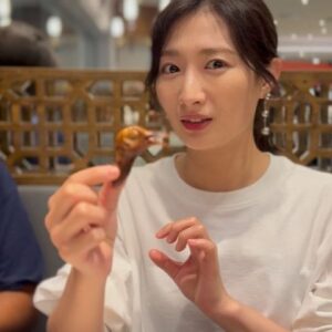 Rina Takeda Instagram - 🤝
アンドリュー・ラムさんと8年ぶりの再会。
相変わらずユニークなお方で終始笑いが止まりませんでした😂😎✨

We met for the first time in 8 years! 
I'm looking forward to something soon. 🐒💭🇭🇰
#林敏驄 #AndrewLam 
#全力スマッシュ #FULLSTRIKE 

P.S.
9月18日（月）24:00〜
『ワカコ酒 Season7』最終回です🍶🥲✨
ラストのぷしゅー。見届けてください。