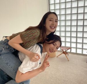 Rina Takeda Instagram - 💐
出会った頃はまだ高校生だった團ちゃん。
お互い10代で、今は30代。結婚おめでとう！
写真を見返していたら感慨深いな~と😢✨
これからも笑顔あふれる人生でありますように。

P.S.
先日の投稿に心温まるコメント有難うございました🍀
まだまだ寒い日が続くので、皆さんもどうかご自愛ください。

My friend got married.
I wish her and everyone happiness🌷