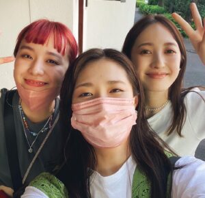 Rina Takeda Instagram - 💐
出会った頃はまだ高校生だった團ちゃん。
お互い10代で、今は30代。結婚おめでとう！
写真を見返していたら感慨深いな~と😢✨
これからも笑顔あふれる人生でありますように。

P.S.
先日の投稿に心温まるコメント有難うございました🍀
まだまだ寒い日が続くので、皆さんもどうかご自愛ください。

My friend got married.
I wish her and everyone happiness🌷