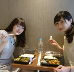 Rina Takeda Instagram - 💐
出会った頃はまだ高校生だった團ちゃん。
お互い10代で、今は30代。結婚おめでとう！
写真を見返していたら感慨深いな~と😢✨
これからも笑顔あふれる人生でありますように。

P.S.
先日の投稿に心温まるコメント有難うございました🍀
まだまだ寒い日が続くので、皆さんもどうかご自愛ください。

My friend got married.
I wish her and everyone happiness🌷