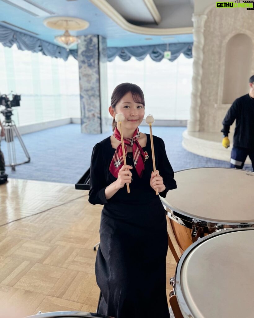 Rinka Kumada Instagram - もうすぐ第9話🫶🏻海が見える素敵な場所での演奏🩵 第1話とスカーフが違うのおしゃれだよね🧣 最後の動画は、第7話でのカホンレッスン😂 打楽器楽しすぎる〜！！！ #第9話はティンパニが3台に、、、 #TBS #日曜劇場 #さよならマエストロ
