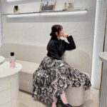Rinka Kumada Instagram - メゾン クリスチャン ディオールに行ってきました🕊️ 22種類の中から、カウンセリングを通して自分に合った香水を紹介していただいたら、 ミチと同じ”ラ コルノワール”にたどり着きました🤍 クリスチャン・ディオールが愛したラ コル ノワール城の庭にはセンティフォリア ローズが一面に咲くというストーリーから創り出されたそうで、この香りだけでその場所に行ったかのような素敵な感覚になります☺️ FASHION POST に記事も載っているのでぜひ💐 #メゾンクリスチャンディオール #SupportedbyDior