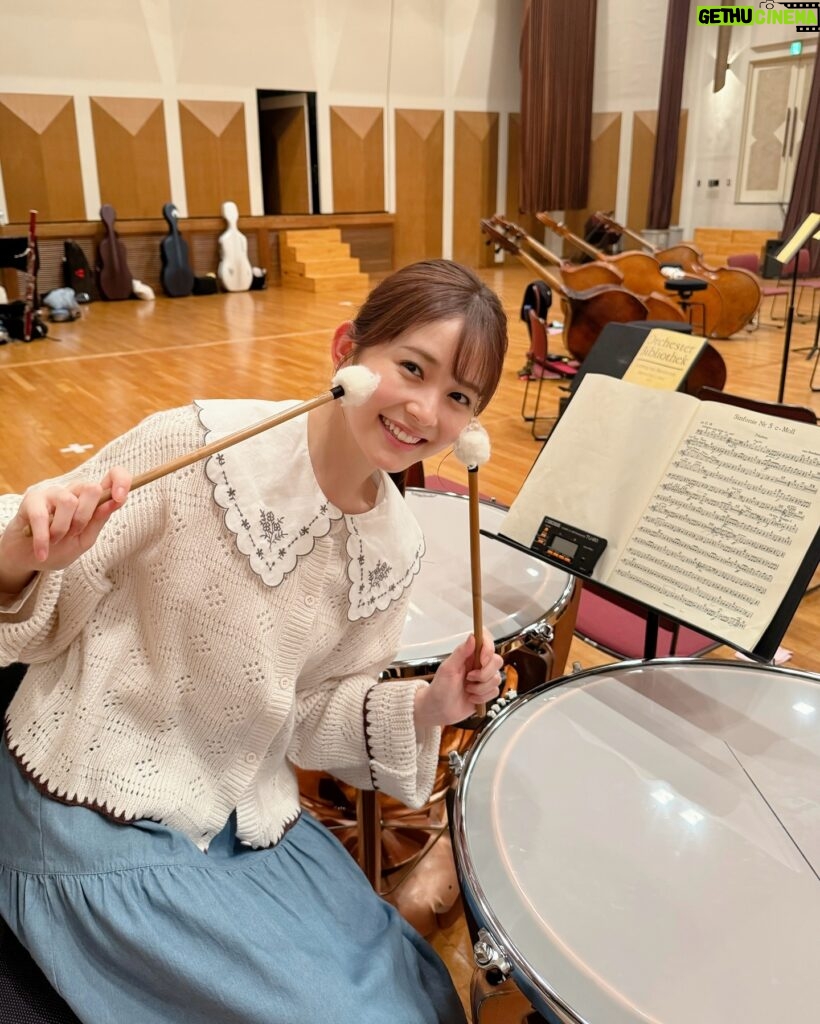 Rinka Kumada Instagram - TBS 2024年1月期 日曜劇場 「さよならマエストロ〜父と私のアパッシオナート〜」に、 ティンパニ奏者の内村菜々役で出演させていただきます！ 真面目で人一倍練習熱心、でもプレッシャーに弱く、あることをきっかけにティンパニを叩くことに自信をなくしてしまった女の子です。 美しい音楽に気持ちを高揚させられる毎日で、クラシック音楽の魅力に、どんどん惹きつけられています。 憧れの日曜劇場の一員になれた喜びを胸に、精一杯頑張ります！ #TBS #日曜劇場 #さよならマエストロ