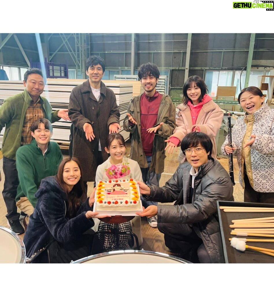 Rinka Kumada Instagram - さよならマエストロ第7話、 21:00から放送です🎶 誕生日だったので、現場でケーキをいただきました😭✨ ケーキのイラストは助監督さんが描いてくださっていて、ティンパニが再現されていて感動しちゃいました🥹 しかも菜々ヘアー忠実！！笑 コスプレのオフショットは、 左からベートーヴェン先生モーツァルト先生ロッシーニ先生バッハ先生🎶 #先生つけないとマエストロに怒られる　！ #TBS #日曜劇場 #さよならマエストロ