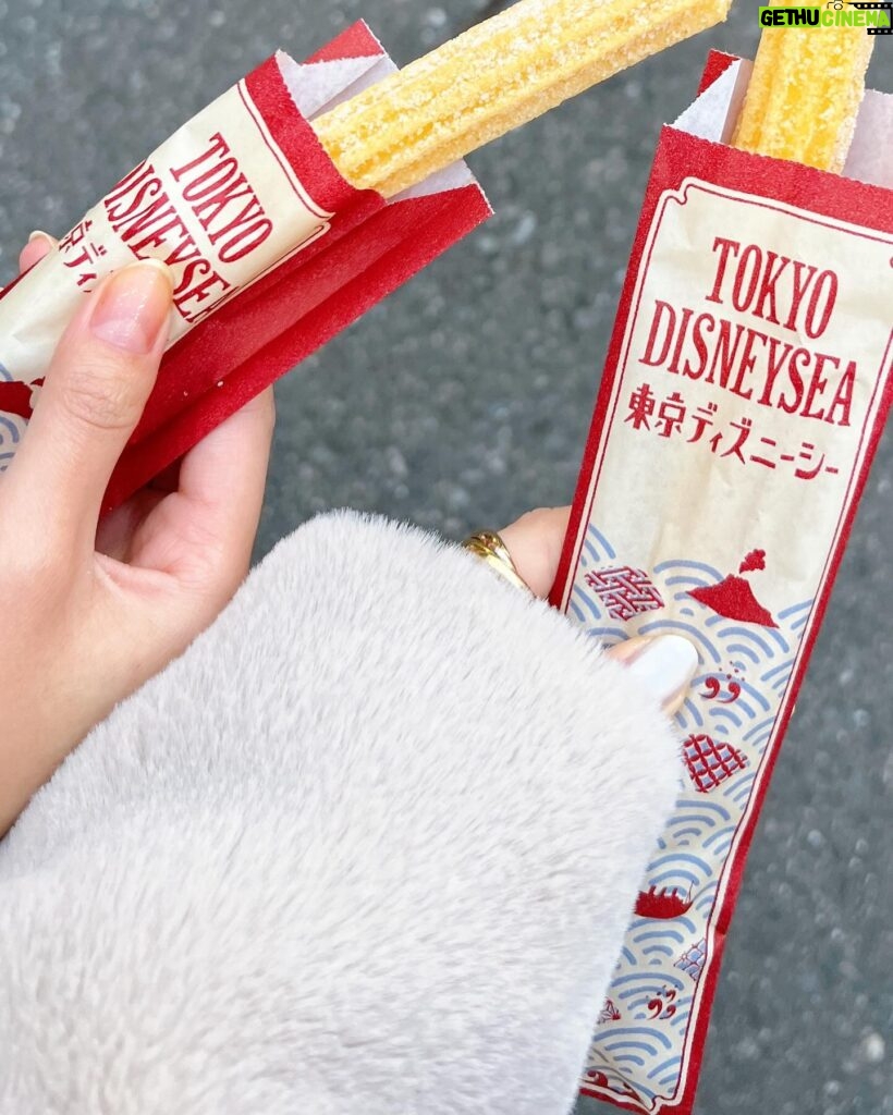 Rinka Kumada Instagram - クリスマスディズニー🎄❄️ かほちゃんと1年ぶりに♡ チョコレートチュロスも食べたかった〜〜！！