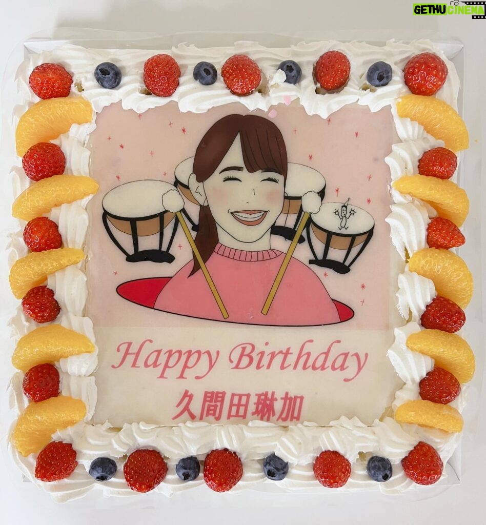 Rinka Kumada Instagram - さよならマエストロ第7話、 21:00から放送です🎶 誕生日だったので、現場でケーキをいただきました😭✨ ケーキのイラストは助監督さんが描いてくださっていて、ティンパニが再現されていて感動しちゃいました🥹 しかも菜々ヘアー忠実！！笑 コスプレのオフショットは、 左からベートーヴェン先生モーツァルト先生ロッシーニ先生バッハ先生🎶 #先生つけないとマエストロに怒られる　！ #TBS #日曜劇場 #さよならマエストロ