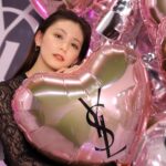 Rinka Kumada Instagram – YSL LOVESHINE FACTORY
ルージュ ヴォリュプテ シャインが進化した、YSLラブシャイン♡うるっとしたツヤがさらにアップしてたよ🕊️
私のお気に入りカラーは、No.207 シニックブラウン。
赤みのあるブラウンで塗るだけで大人な印象に🥀
#YSLLoveshine
#YSLラブシャイン
#yslmakeup
#PR