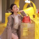 Rinka Kumada Instagram – FENDI SELLERIA
体験型ポップアップストア「Fendi Selleria 」へ🤍
「セレリア」は、メゾンのレザーグッズの最初のプロジェクトのひとつで、様々なコレクションへ受け継がれています。
そして、私も大好きなフェンディのアイコンバッグ「ピーカブー」の製造を少し体験しました🪡
繊細な工程で作られていることを肌で感じられて、FENDIをまた深く知ることができました✨
MEDIA DEPARTMENT TOKYOにて3月31日（日）まで開催中です！
みなさんもぜひ🕊️
#FendiSelleria 
#PR