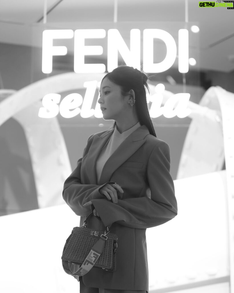 Rinka Kumada Instagram - FENDI SELLERIA 体験型ポップアップストア「Fendi Selleria 」へ🤍 「セレリア」は、メゾンのレザーグッズの最初のプロジェクトのひとつで、様々なコレクションへ受け継がれています。 そして、私も大好きなフェンディのアイコンバッグ「ピーカブー」の製造を少し体験しました🪡 繊細な工程で作られていることを肌で感じられて、FENDIをまた深く知ることができました✨ MEDIA DEPARTMENT TOKYOにて3月31日（日）まで開催中です！ みなさんもぜひ🕊️ #FendiSelleria #PR