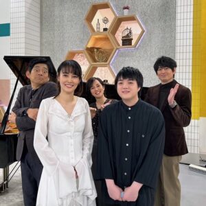 Rinko Kikuchi Instagram - あさイチ
ご覧いただきありがとうございました！！
藤田真央さんの生演奏も聴けて、贅沢な朝。

たくさんの応援メッセージや似顔絵、
ありがとうございました！
沢山のお言葉を、これからの仕事の励みします！

博多華丸・大吉さん、鈴木さん、
皆さんありがとうございます。

戦友の趣里ちゃん、大好きな栄子ちゃんのメッセージも、すっごく嬉しかったーーー

とにかく、緊張したなぁ…

#あさイチ 
#ブギウギ 
#茨田りつ子 
@asadora_bk_nhk 
@nhk_asaichi