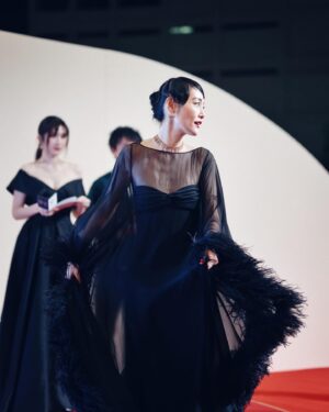 Rinko Kikuchi Instagram - Thank you @maisonvalentino and @messika for this stellar evening at #afa17

Stylist: @rena_semba 
H&M: @mifune2014 
Photo: @dangraphy_ 

#afa17
#asianfilmawards
#陽子の旅
#YOkO