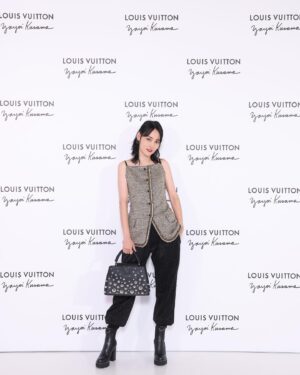 Rinko Kikuchi Instagram - #LVxYayoiKusama 

10年前、草間さんとのコラボに心躍り、今でも大切にしているアイテムが沢山ある。またまたこうして遊び心が半端ないアイテムが沢山発表されて、何を自分の手元に置いておこうか… 

東京都内各所で11/30から公開されるスペシャルインスタレーションもかわいい

#LouisVuitton
#LVFashion