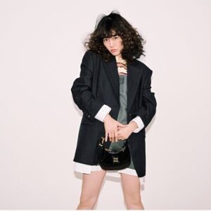Rinko Kikuchi Instagram - 菊地凛子、ミュウミュウと遊ぶ。part 1

@miumiu 
@madamefigarojapon 
フィガロジャポン　1月号

photography @mitsuo_okamoto 
styling @tamaoiida 
hair @pyuuuuuu 
makeup @udashi