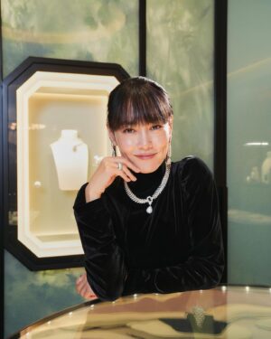 Rinko Kikuchi Instagram - 9月8日にグランドオープンする「ブシュロン銀座本店」にご招待いただき、ひと足先にラグジュアリーを体感してきました。

パリ・ヴァンドーム広場の本店に次ぐ世界最大規模の旗艦店。
メゾンが創業時から大切にしている自然をテーマにされているとのことで、とても落ち着く装いの店内ではゆったりとした気持ちで、日本ではじめて常設されるアーカイブのジュエリーたちを眺めることができます。

@boucheron は私にとっては上海国際映画祭でも着用させていただいた思い出深いジュエリー。
普遍的な美しいデザインの中に、どこか可愛らしさがあったり
身につけるだけで自分の気持ちをアップさせてくれた存在でした。

#BoucheronGinza、#Boucheron、#ブシュロン