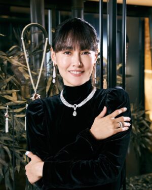 Rinko Kikuchi Instagram - 9月8日にグランドオープンする「ブシュロン銀座本店」にご招待いただき、ひと足先にラグジュアリーを体感してきました。

パリ・ヴァンドーム広場の本店に次ぐ世界最大規模の旗艦店。
メゾンが創業時から大切にしている自然をテーマにされているとのことで、とても落ち着く装いの店内ではゆったりとした気持ちで、日本ではじめて常設されるアーカイブのジュエリーたちを眺めることができます。

@boucheron は私にとっては上海国際映画祭でも着用させていただいた思い出深いジュエリー。
普遍的な美しいデザインの中に、どこか可愛らしさがあったり
身につけるだけで自分の気持ちをアップさせてくれた存在でした。

#BoucheronGinza、#Boucheron、#ブシュロン