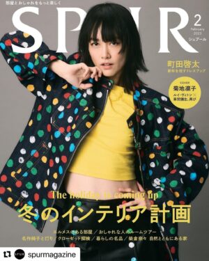 Rinko Kikuchi Instagram - 明日発売！ @spurmagazine @louisvuitton 
・・・
12月21日発売、SPUR２月号のカバーに登場するのは俳優の菊地凛子さんです。纏うのは、各所で話題を呼んでいるLOUIS VUITTONと草間彌生さんのコラボレーション。アイコニックな水玉模様と、フレッシュなイエローが目を引くカバーに仕上がりました💐

「10年前のコラボレーションの際は、ロンドンで購入したんです」と語る菊地さん。時を経て、邂逅を果たしました。撮影当日のフィッティングでは、そんな縁を裏付けるようにどのルックも本当にお似合いで、スタッフが沸いたほど！　実際にシャッターを切り始めてからも、服のムードに合わせて自在にポージングする姿に、思わず見惚れてしまいました。時折「こっちのポージングの方が服が素敵に見えるかな」と提案もしてくださり、一体感のある現場に。また、休憩時間には、気さくにたくさん話してくださり、フラットに接してくださる人柄にも感銘を受けました。

ともすればその力強さに圧倒されてしまいそうなピースの数々を、とてもモダンに、チャーミングに着こなしてくださった菊地さん。完成したビジュアルから、その世界観を感じてください。また、スカーフやフレグランス、ジュエリーなど、拡張する水玉コレクションのアイテムカットも多数掲載。お買い物目線でも垂涎の特集に仕上がっています。ぜひお手に取ってみてください！　そして明日18日は大河ドラマ「鎌倉殿の13人」の最終回。こちらも見逃せませんね😊

#菊地凛子 #LOUISVUITTON #ルイヴィトン #草間彌生 #SPURmagazine #SPUR2月号