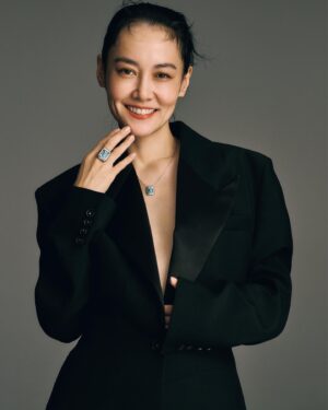 Rinko Kikuchi Instagram - @numerotokyo 

Numéro TOKYO DECEMBER 2023 No.172
菊地凛子 SPECIAL  10月27日（金）発売！

『ヌメロ・トウキョウ』12月号特別版カバー＆中ページに菊地凛子が登場！大胆で自由な精神で唯一無二なモダンジュエリーを生み出し続けるブシュロン。そんなメゾンのスピリットと共鳴する女優・菊地凛子が綴るタイムレスでロマンティックなきらめきの物語。

Model : @rinkokikuchi & Ocean
Photo : @mitsuo_okamoto 
Hair : @pyuuuuuu 
Makeup : @asamitaguchimua 
Nail : @ayaka__tanaka 
Styling : @kiyoai413 
Cover Design：Takeshi Hamada
Edit：Hisako Yamazaki

#numerotokyo #numerotokyo172 #rinkokikuchi #magazine #mode #fashion #art #culture #beauty #lifestyle #people #photo #tokyo #deeperanddeeper #boucheron #菊地凛子 #ブシュロン