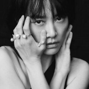 Rinko Kikuchi Instagram - 🖤🤍

@escapers_online 

Stylist: @jewelryconcierge_m 
Photography:@mitsuo_okamoto 
Hair: @kenshinasano 
Makeup: @asamitaguchimua