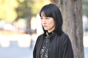 Rinko Kikuchi Instagram - 来週の予告に....

100万回言えばよかった

に出演させていただきます！

🤍🤍🤍👻

@hyakumankai_tbs 

#TBS #100万回言えばよかった #
#原田弥生 #菊地凛子

↓↓↓

第一話からお化けが出てきて、シリアス、ミステリー、コメディー、全ての魅力が詰まったこの作品に、一視聴者だった私が、うれしいことに一員になることができ、驚きと感激に包まれております。

TBSドラマに初めて参加させていただきます。磯山さんの作品のファンであり、今回お声をかけていただいて心底うれしく思っております。そして安達さんのすてきな脚本の中でどんな世界を体感できるのか楽しみでなりません。

井上さんと健さんとは初めて御一緒させていただきます。井上さんはとっても可愛いらしくて、同じ空間にいるだけでとても安心感を与えてくださっています。健さんはとにかくキラキラしていて、同じゴーストをやらせていただくことは光栄なのですが、少し恐縮しております。

松山さんとは久々の再会、共演となりました。お互いさらに大人になりましたが、根が変わらず、久々な感じが全くせずにスッとお芝居に入れてとても頼もしく思っています。私自身、初めてな役柄なので挑戦だらけですが、そこも楽しみながら現場を過ごしております。今後どんな展開になっていくのか、笑いあり涙あり恋ありのこの愛情たっぷりな作品をぜひ楽しんでもらえたらと思います！