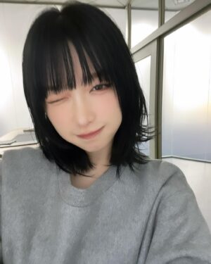 Rinne Yoshida Instagram - 髪の毛暗くしてちょっと切っちまった🤗
まつ毛きれいにしてもらった！！！
久しぶりの自撮り自撮り