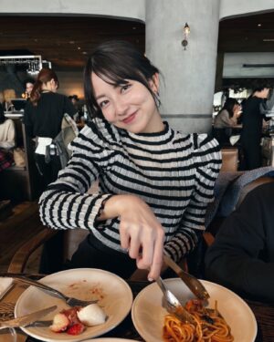 Riria Kojima Instagram - 書店イベント好評につき、３月５日（火）18：00～オンラインサイン会を開催していただけることになりました！

全国どこからでも参加ＯＫです🕺🏻

サイン会の様子は、YOUTUBE「公式ネットサイン会」のチャンネルで、ライブ放送されます。🫣

18時に間に合わないという方も
後日YOUTUBEで視聴可能となっています。
（※参加券がなくても視聴できます〜🐈）

１冊券はサイン入り、
３冊券はニックネーム入りでサインします。

そのほかチェキなどの特典もあるので
詳細は以下のＵＲＬをご覧ください。👐🏻

https://muvus.jp/muvus/cmdtyList.php?cat=z5BeAOVnnGEw

ストーリーにもURL共有しておきますね。

(1ミリも関係ない写真でごめんね☺️☺️)

#小島梨里杏カレンダー