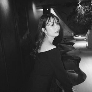 Riria Kojima Instagram - 🥂🩶🌙

#カレンダー
#オフショット

あっという間に発売&イベントが
迫ってきていました、、！

みんなに会えるのが何より嬉しく、たのしみです。また、ちょこちょこオフショットあげてきます。🦢🦢

『小島梨里杏カレンダー2024.4-2025.3』
発売記念イベント🟣

■HMVエソラ池袋
【日程】2024年2月24日（土）
【会場】HMVエソラ池袋 店内イベントスペース
【時間】12:00/13:00/14:00

イベント詳細はこちら↓
https://www.hmv.co.jp/store/event/49375/

購入頂けるサイトがまとまってるのはこちら↓
https://linktr.ee/ririakojima2024?utm_source=linktree_admin_share

それぞれURLはストーリー、ハイライトに
貼ってあるのでそちらから飛べます〜🙏🏻🪽

©KADOKAWA／写真：佐藤佑一
#小島梨里杏カレンダー