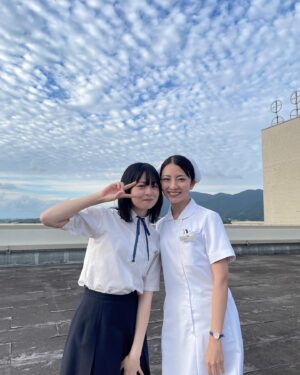Riria Kojima Instagram - ドラマ「#福岡恋愛白書 19 夏休みのヤンキーくん」
女子高生とヤンキーの恋の実話

ありがとうございました！！

写真はかわゆい莉子ちゃん📸

まっすぐな心に、
勝手に体が動いていたのを思い出す。＠屋上

☺️

真理子。こういう距離感、立場から見る景色には懐かしさもあり、母なる愛と、積み重なる強さがありました。

この綺麗な空もなおきくんが
見せてくれたんじゃないかなぁ✉️

なんて。

まだの方は
Tverで見逃し配信が終わる前に
ぜひご覧ください〜