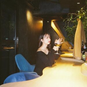 Riria Kojima Instagram - 🥂🩶🌙

#カレンダー
#オフショット

あっという間に発売&イベントが
迫ってきていました、、！

みんなに会えるのが何より嬉しく、たのしみです。また、ちょこちょこオフショットあげてきます。🦢🦢

『小島梨里杏カレンダー2024.4-2025.3』
発売記念イベント🟣

■HMVエソラ池袋
【日程】2024年2月24日（土）
【会場】HMVエソラ池袋 店内イベントスペース
【時間】12:00/13:00/14:00

イベント詳細はこちら↓
https://www.hmv.co.jp/store/event/49375/

購入頂けるサイトがまとまってるのはこちら↓
https://linktr.ee/ririakojima2024?utm_source=linktree_admin_share

それぞれURLはストーリー、ハイライトに
貼ってあるのでそちらから飛べます〜🙏🏻🪽

©KADOKAWA／写真：佐藤佑一
#小島梨里杏カレンダー