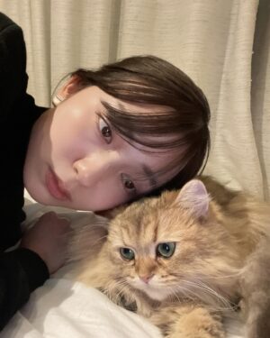 Riria Kojima Instagram - ♡

毛づくろいのたびに
口に入ってしまうもんだから
胸毛が遊び放題だわ。ごめんあそばせ。

切った方がいいのかしら。
byあも