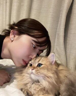 Riria Kojima Instagram - ♡

毛づくろいのたびに
口に入ってしまうもんだから
胸毛が遊び放題だわ。ごめんあそばせ。

切った方がいいのかしら。
byあも